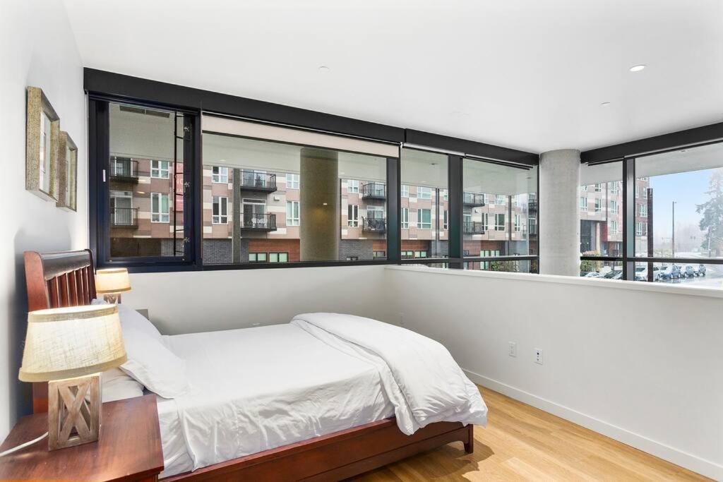 Airy And Open Corner Loft - 92 Walkscore Redmond Exterior photo